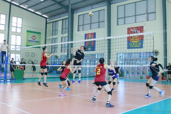 Một buổi thi đấu giao hữu giữa đội trẻ Thông tin LienVietPostBank và đội trẻ Hà Nội.